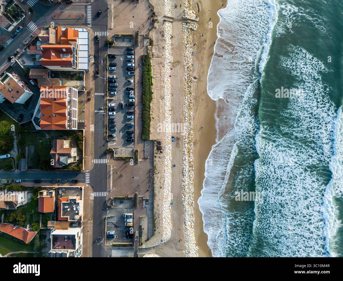 Località di Lacanau-Océan (Francia centro-occidentale): Lotta contro l'erosione costiera e protezione delle case con riprap. Vista degli edifici e dell'area circostante Foto Stock