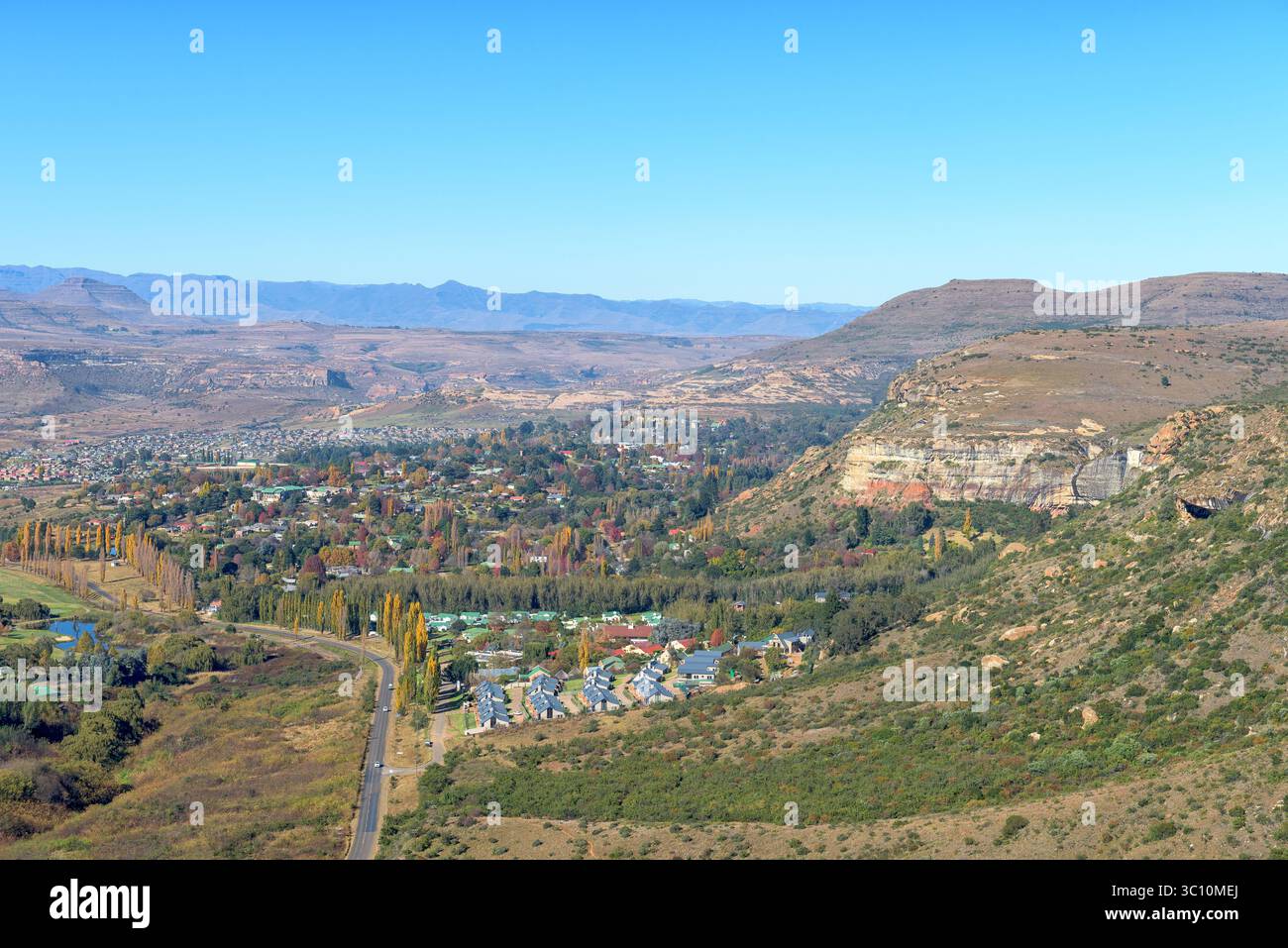 Clarens, Sudafrica - 7 maggio 2025: Clarens visto dalla cima del Titanic Rock, una collina di arenaria fuori Clarens. Foto Stock