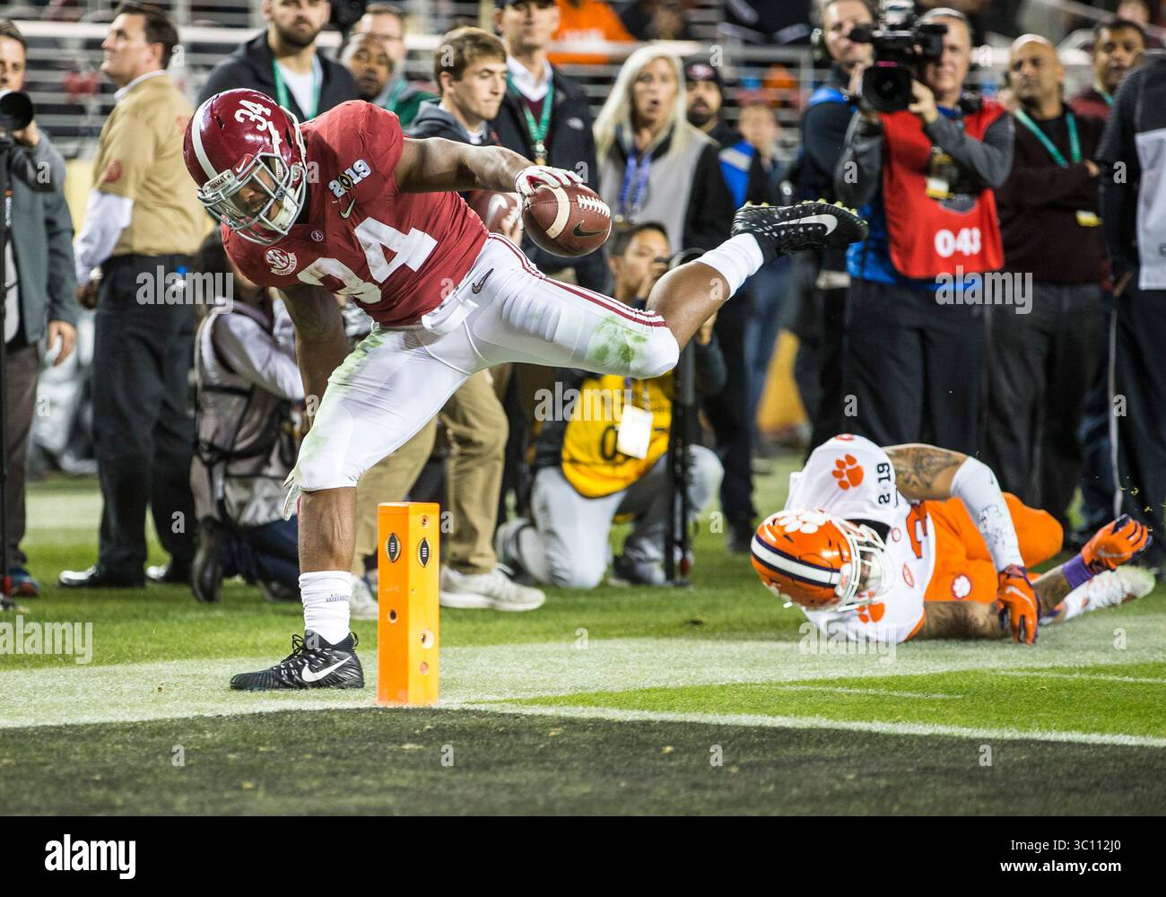 7 gennaio 2019: Il running back dell'Alabama Damien Harris (34) viene eliminato dai limiti durante il campionato nazionale di football universitario tra i Clemson Tigers e gli Alabama Crimson Tide al Levi's Stadium di Santa Clara, California. Clemson sconfisse Alabama 44-16. John Mersits/CSM(immagine di credito: &Copy; John Mersits/CSM tramite cavo ZUMA) Foto Stock