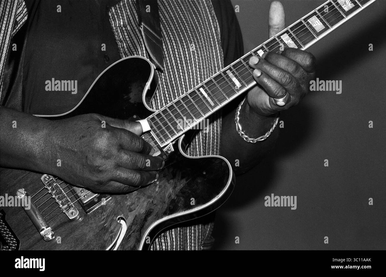 Big Jack Johnson esegue il soul blues alla chitarra in un ambiente intimo, mostrando il suo eccezionale talento e la sua passione per la musica Foto Stock