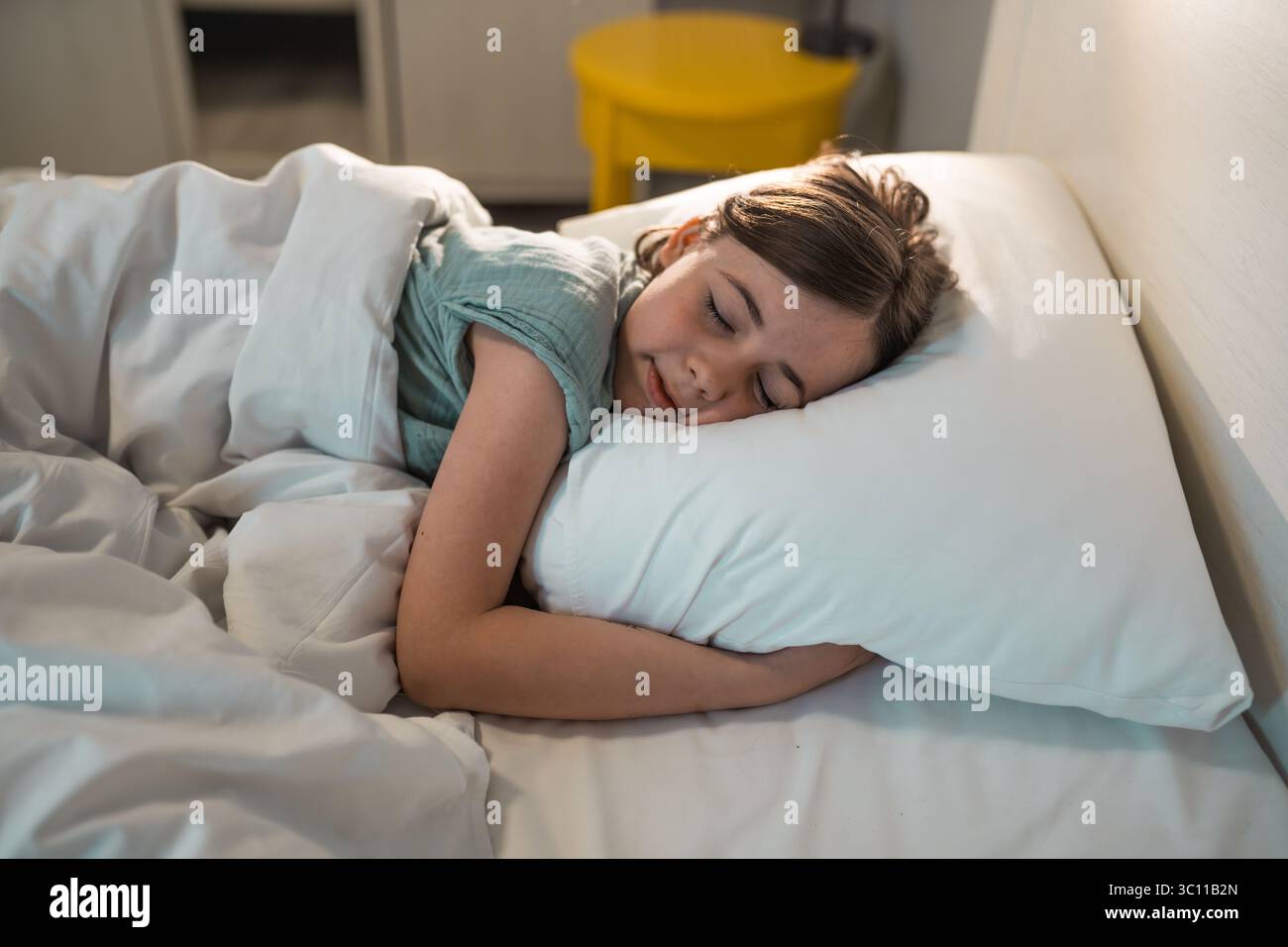 Bambino in camera da letto prima di andare a dormire. Foto Stock