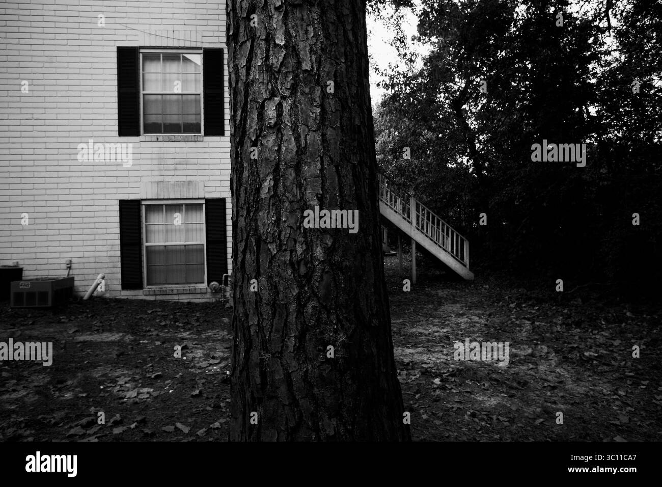 18 ottobre 2006 - Gainesville, Florida, Stati Uniti - Williamsburg Village Apartment #113. Sotto il velo dell'oscurità, il serial killer Danny Rolling salì i gradini posteriori ed entrò nell'appartamento usando un cacciavite per aprire la porta. Una volta dentro, uccise le coinquiline Sonya Larson e Christina Powell, prima di iniziare una serie di omicidi che durò diversi giorni e finì con cinque omicidi. (Immagine di credito: © Melissa Lyshuttle/Tampa Bay Times tramite ZUMA Wire) Foto Stock