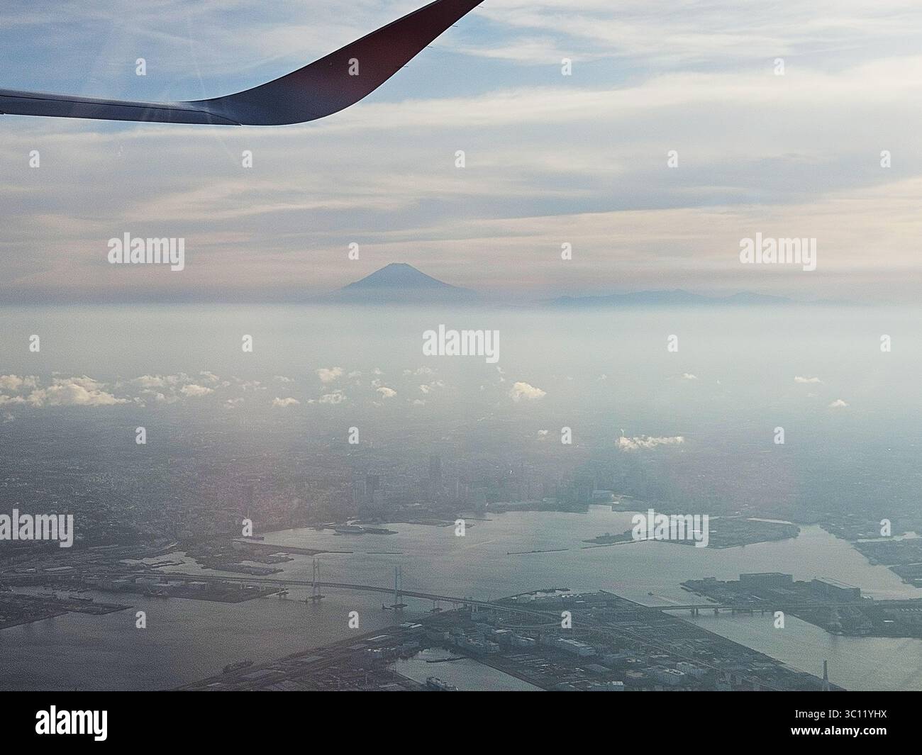 Veduta aerea della Baia di Yokohama e del Monte Fuji dalla Airplane Window, Giappone Foto Stock