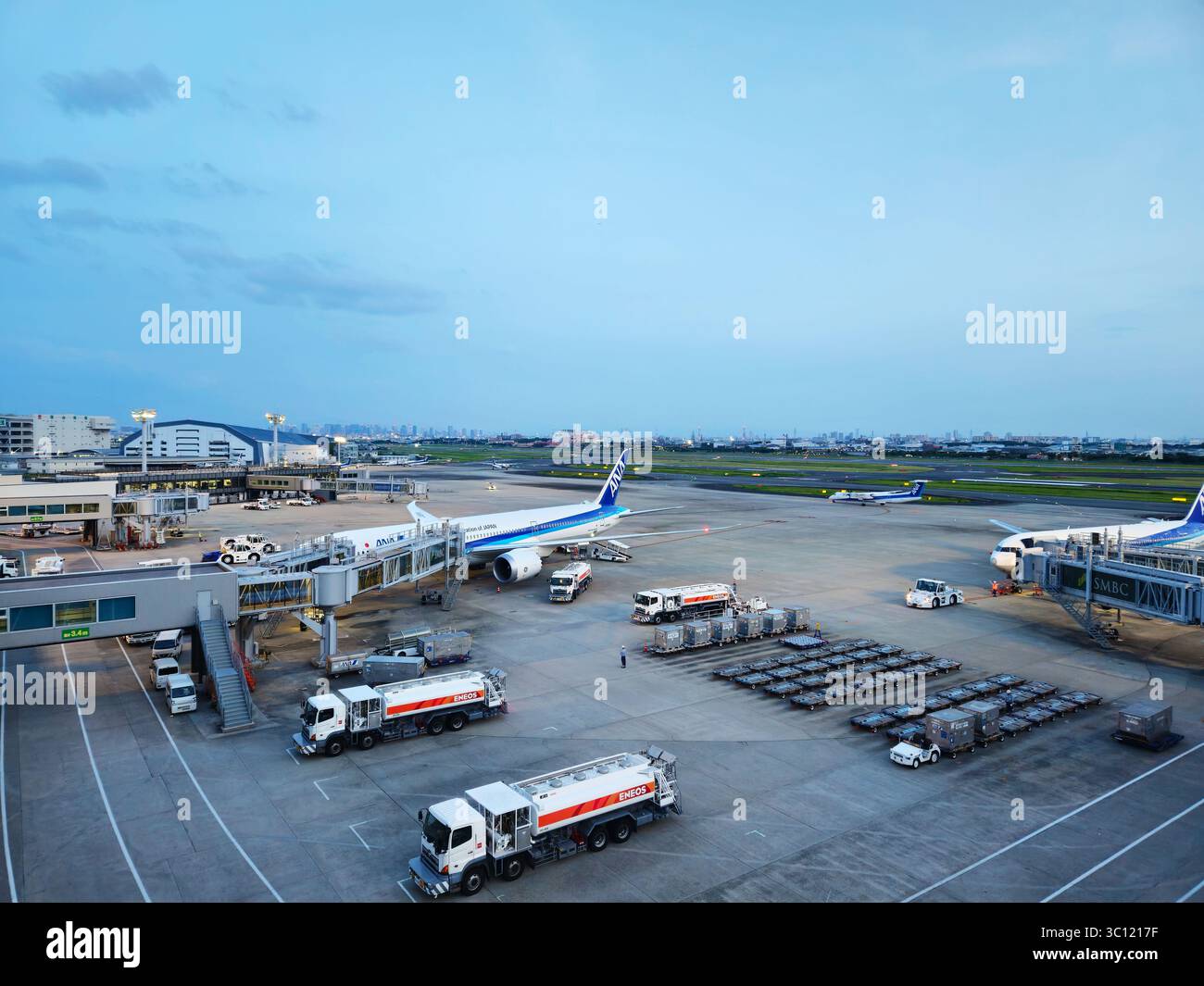 ANA Boeing 767-300ER, Q400 e 787 si riuniscono all'aeroporto Itami di Osaka durante la svolta del tramonto Foto Stock