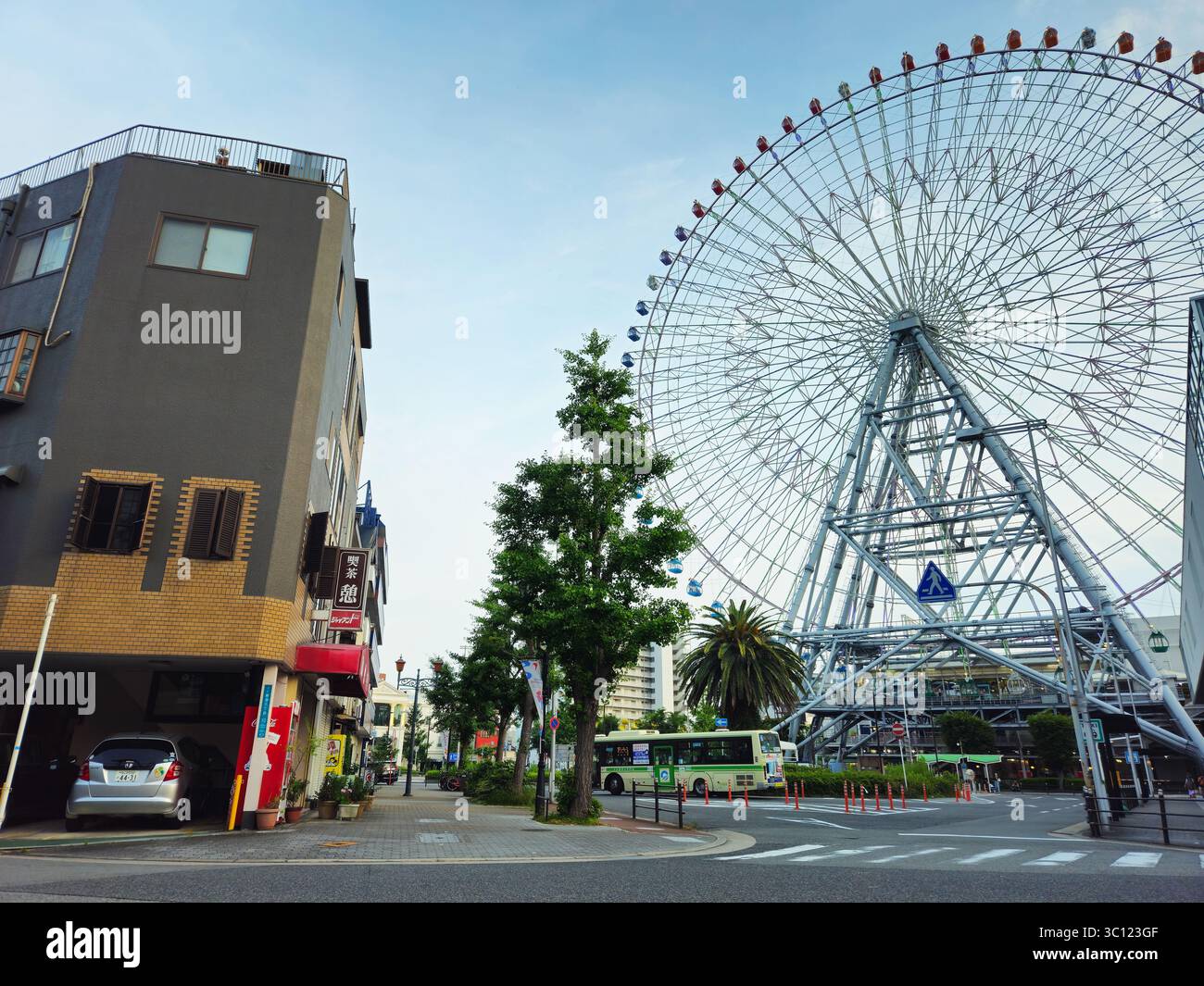 Serata Osaka Port District Street e Tempozan Ferris Wheel Foto Stock