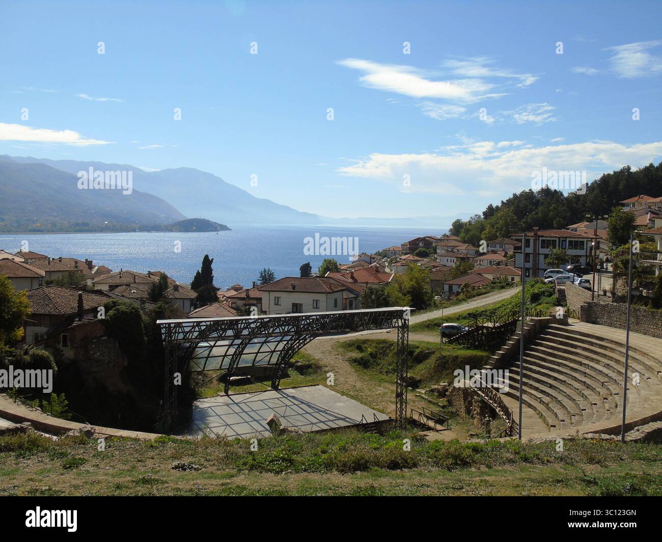 Antico teatro ellenistico (pre-romano) con il lago di Ocrida sullo sfondo Foto Stock