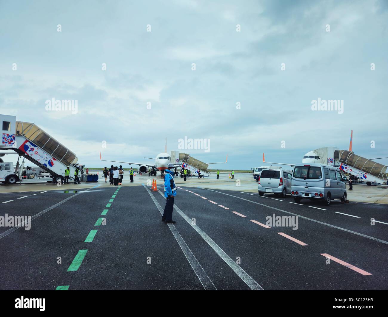 Operazioni di imbarco a distanza Jeju Air sull'aeroporto internazionale di Kansai Foto Stock
