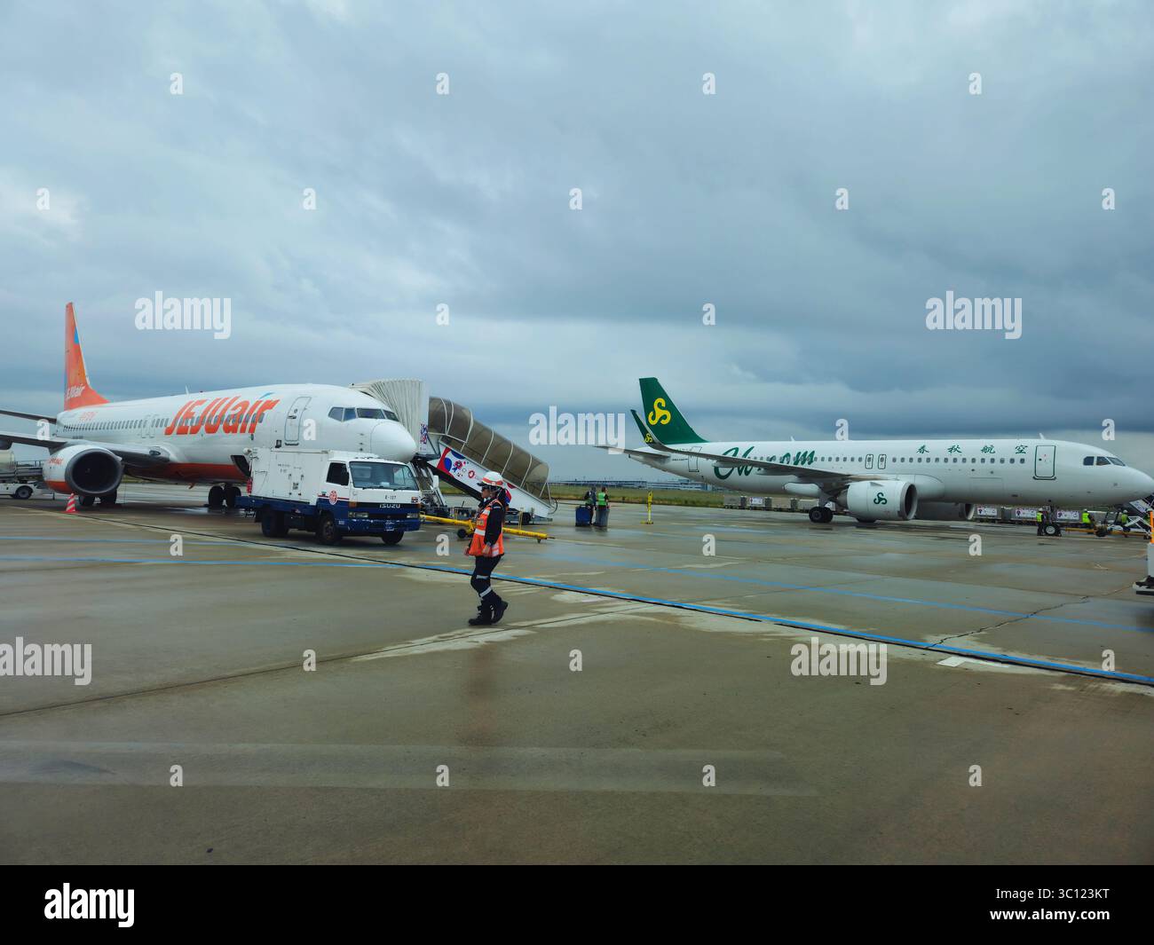 Aeroporto internazionale di Kansai con Jeju Air 737 e Spring Airlines A320 Foto Stock