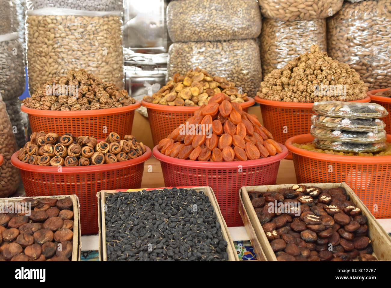 Noci, frutta secca e grana riempiono gli scaffali di un tradizionale bazar nella città della via della Seta di Samarcanda Foto Stock
