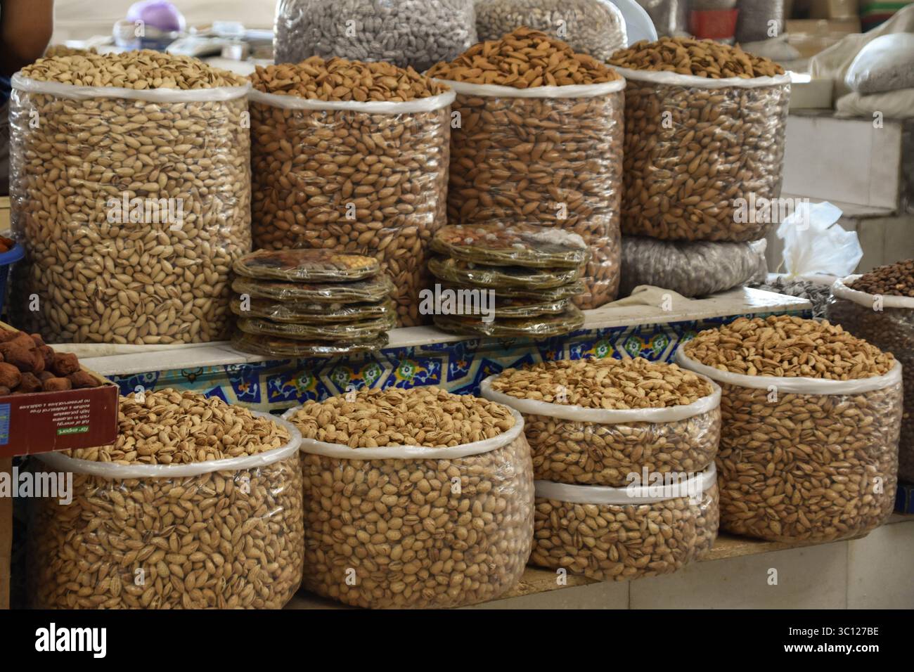 Sacchi di grano e altri legumi al mercato del bazar di Samarcanda Foto Stock