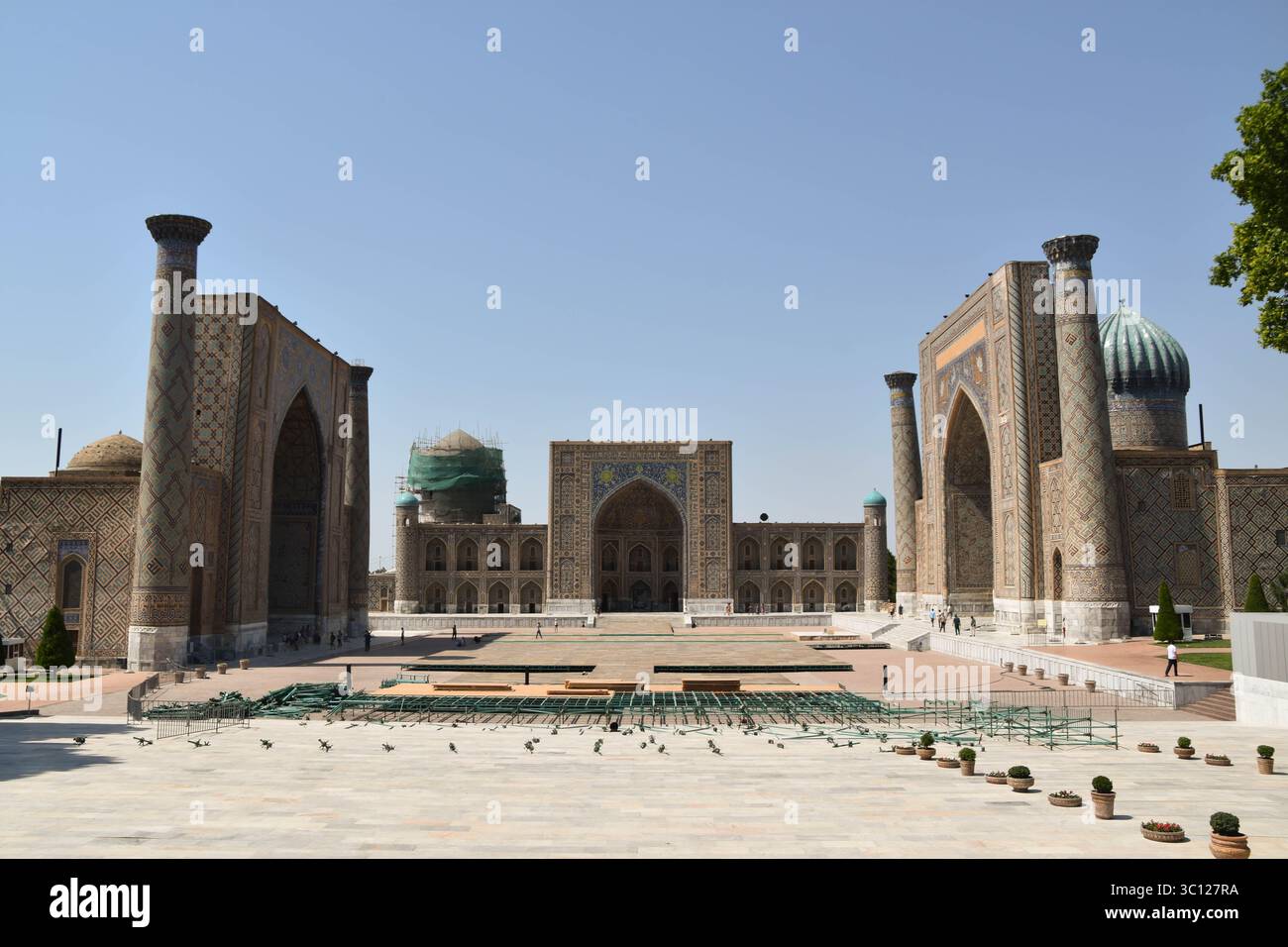 Piazza Registan con le tre madrasa nell'antica città della via della Seta di Samarcanda Foto Stock