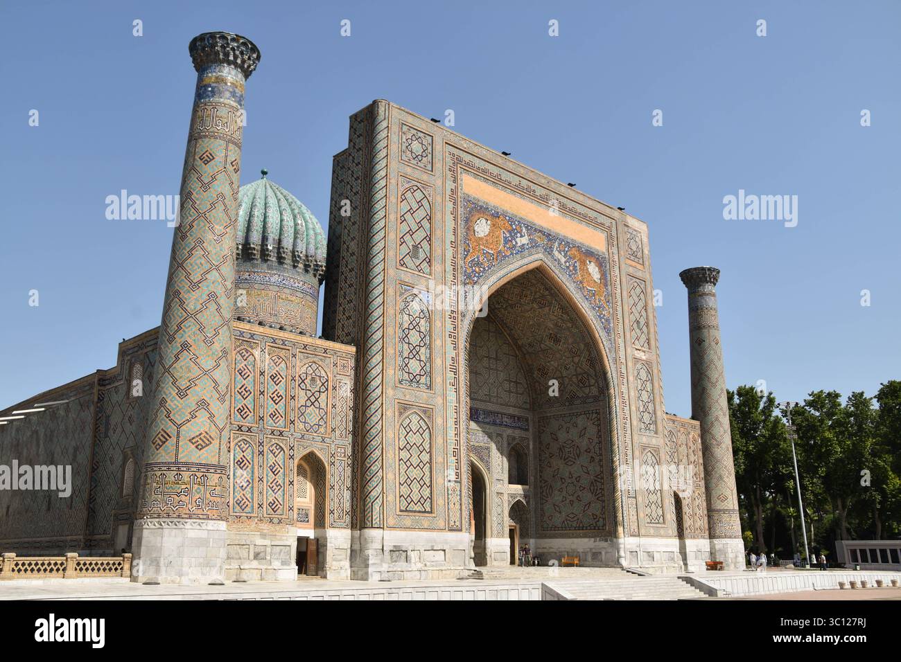 Madrasa Sher Dor in Piazza Registan nell'antica città di Samarcanda Foto Stock