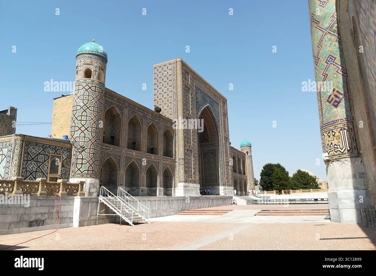 Madrasa Tilya-Kori in Piazza Registan, Samarcanda Foto Stock