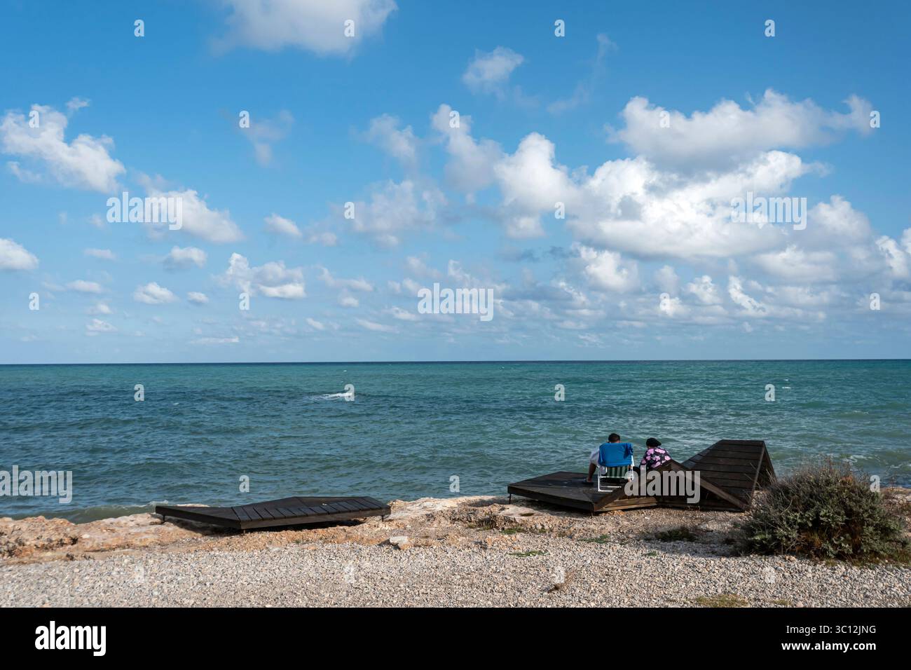 Vinaròs, una spiaggia familiare dopo una grande tempesta, Castellón de la Plana, Comunità Valenciana, Spagna Foto Stock