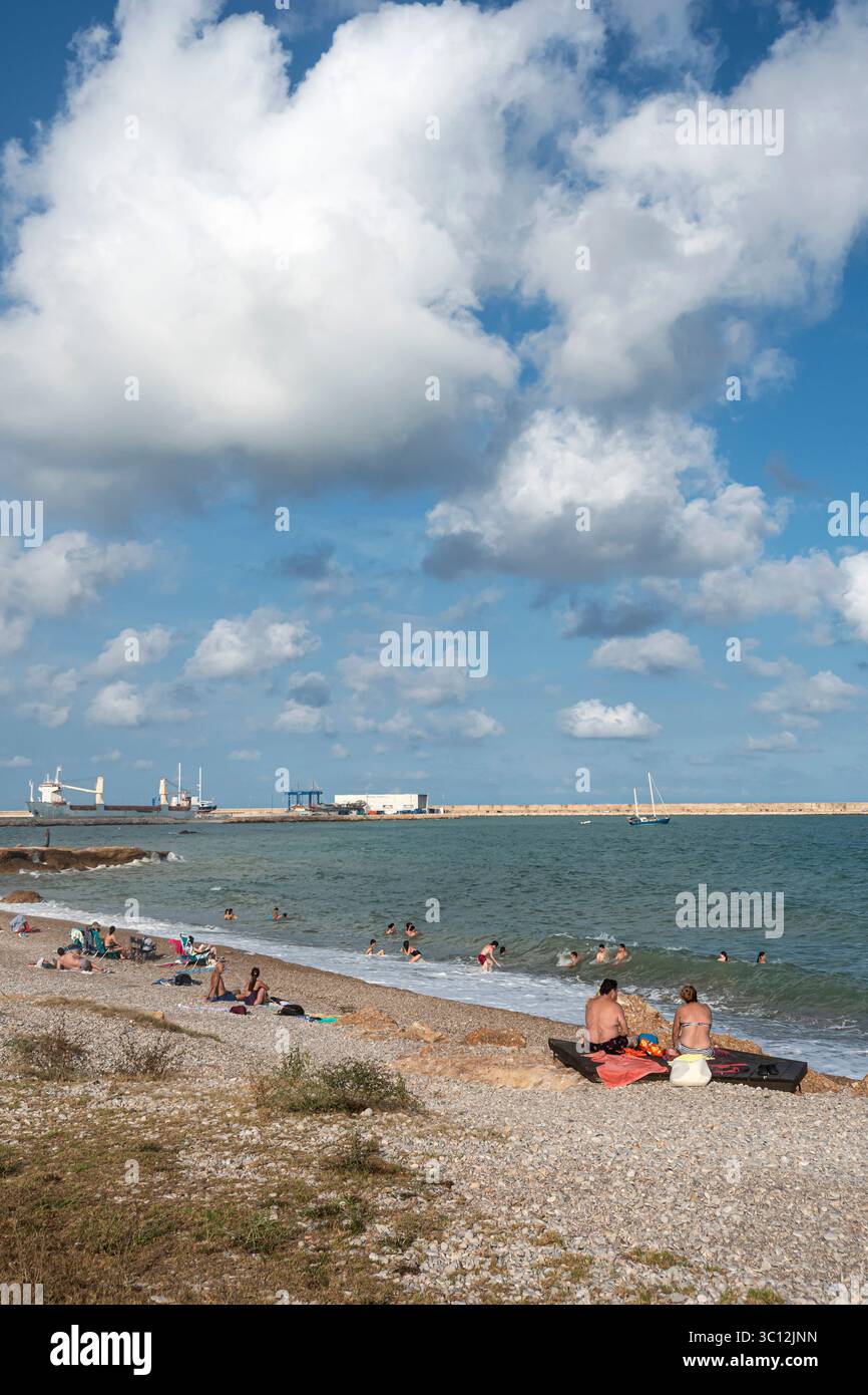 Vinaròs, una spiaggia familiare dopo una grande tempesta, Castellón de la Plana, Comunità Valenciana, Spagna Foto Stock