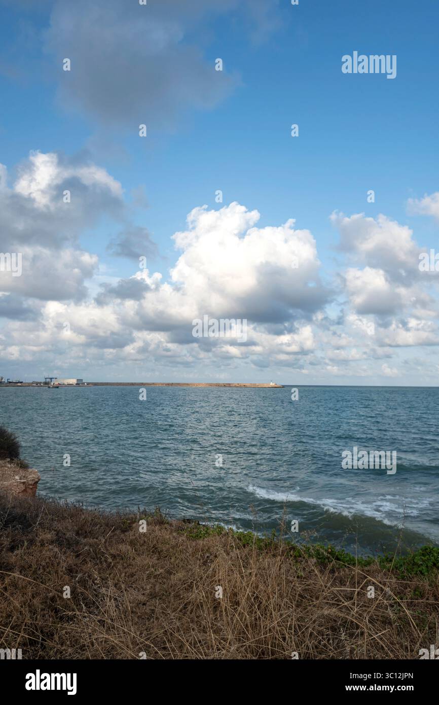 Vinaròs, vista pittoresca della spiaggia dopo una grande tempesta estiva, Castellón de la Plana, Comunità Valenciana, Spagna Foto Stock