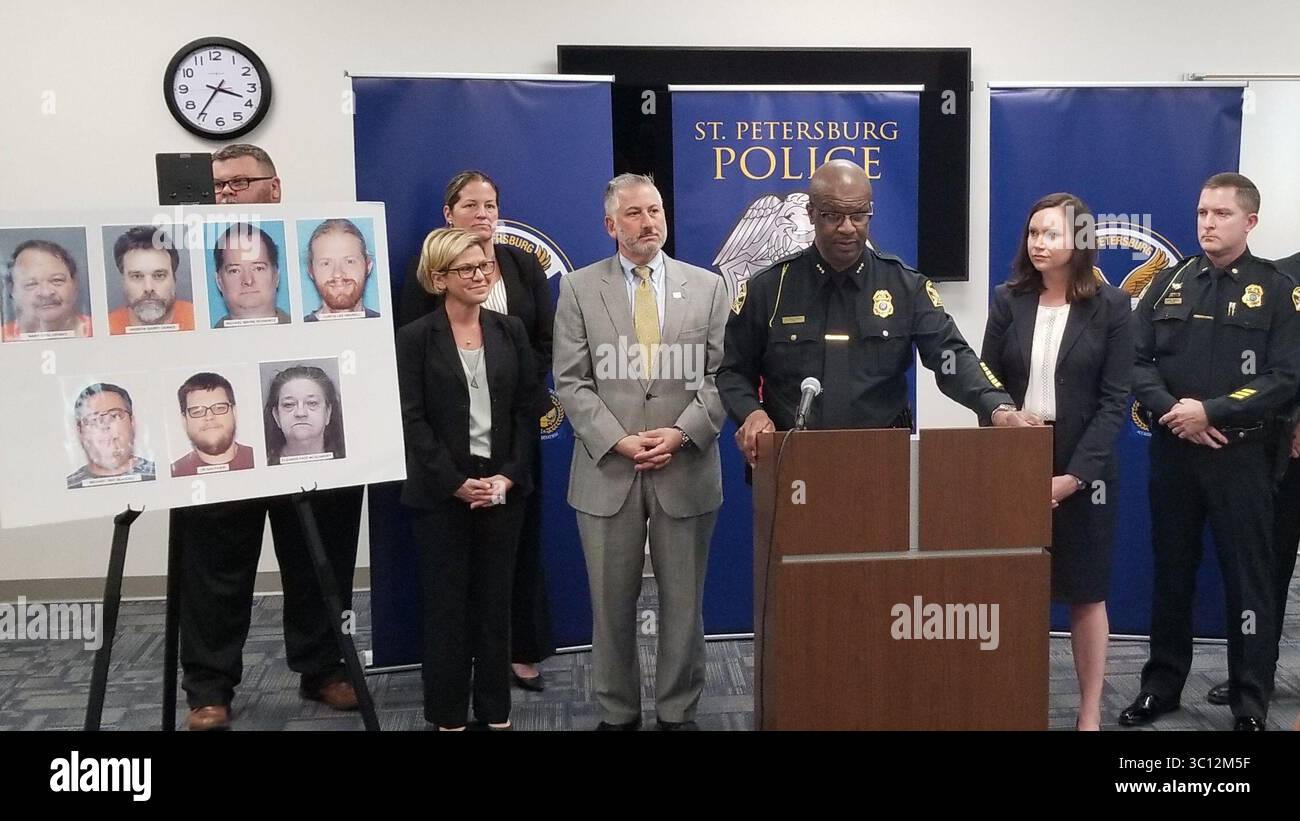 14 gennaio 2019 - San Pietroburgo, Florida, Stati Uniti - il capo della polizia di San Pietroburgo Tony Holloway (sul podio) si rivolge ai giornalisti dopo aver annunciato sei arresti in relazione a un incidente di traffico di esseri umani. Due ragazzi di 16 e 17 anni sono stati salvati dalla polizia a maggio. Il sedicenne era stato tenuto prigioniero e abusato sessualmente per quasi un anno, ha detto la polizia. Un settimo sospettato è ancora ricercato. Al capo si unirono il sindaco Rick Kriseman (capo a sinistra) e il procuratore generale della Florida Ashley Moody (capo a destra). (Immagine di credito: © Langston Taylor/Tampa Bay Times tramite ZUMA Wire) Foto Stock