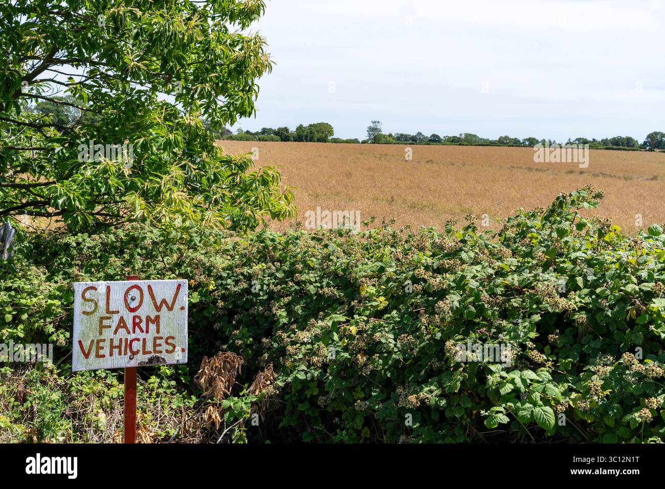 Veicoli agricoli lenti segnano Kelsale Suffolk Foto Stock