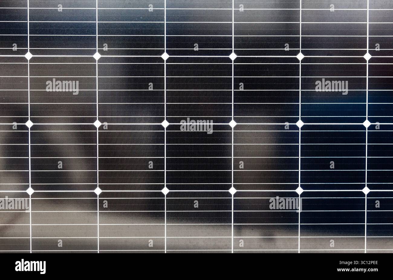 Primo piano sullo sfondo dei pannelli solari. Sistemi solari per la produzione di energia elettrica. Foto Stock
