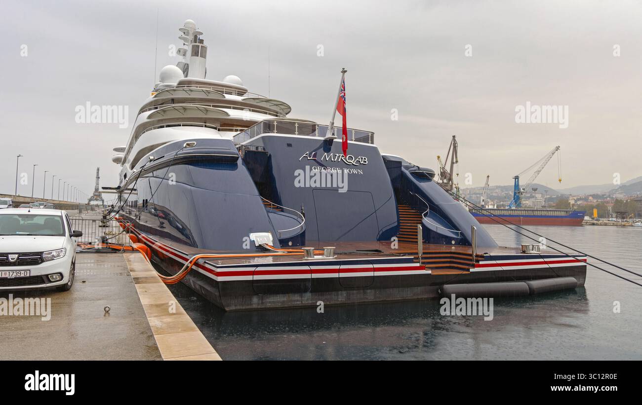 Fiume, Croazia - 24 ottobre 2024: Vista Stern del Superyacht di lusso al Mirqab registrazione George Town Isole Cayman bandiera di proprietà di Quatar prime minis Foto Stock