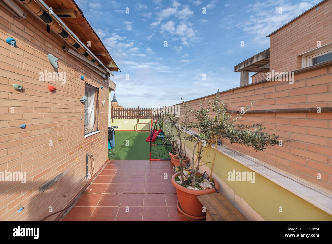 Sistemi di irrigazione automatizzati, illuminazione controllata da app, altoparlanti Bluetooth, Foto Stock