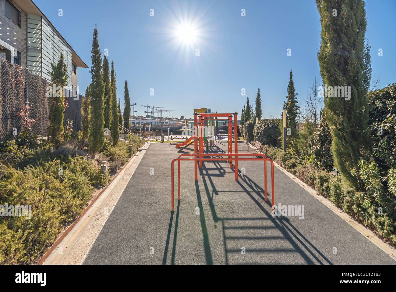 Strutture per arrampicate: Torri, pareti, reti e scimmie favoriscono lo sviluppo della forza muscolare, Foto Stock