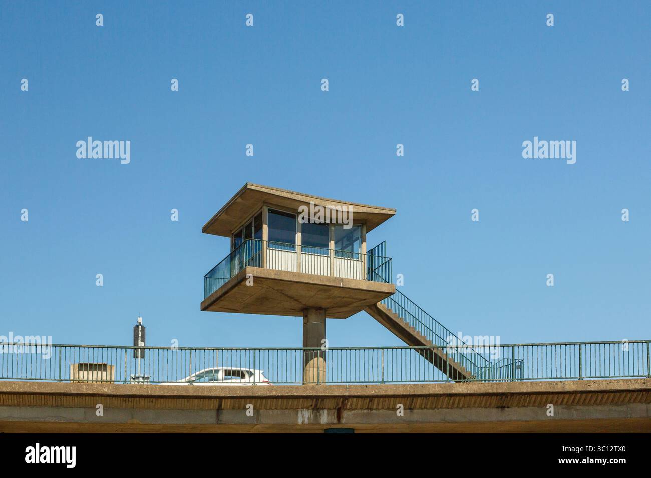 Vista bassa della torre di controllo sul Plimsoll Swing Bridge, Bristol, contro un cielo estivo Foto Stock