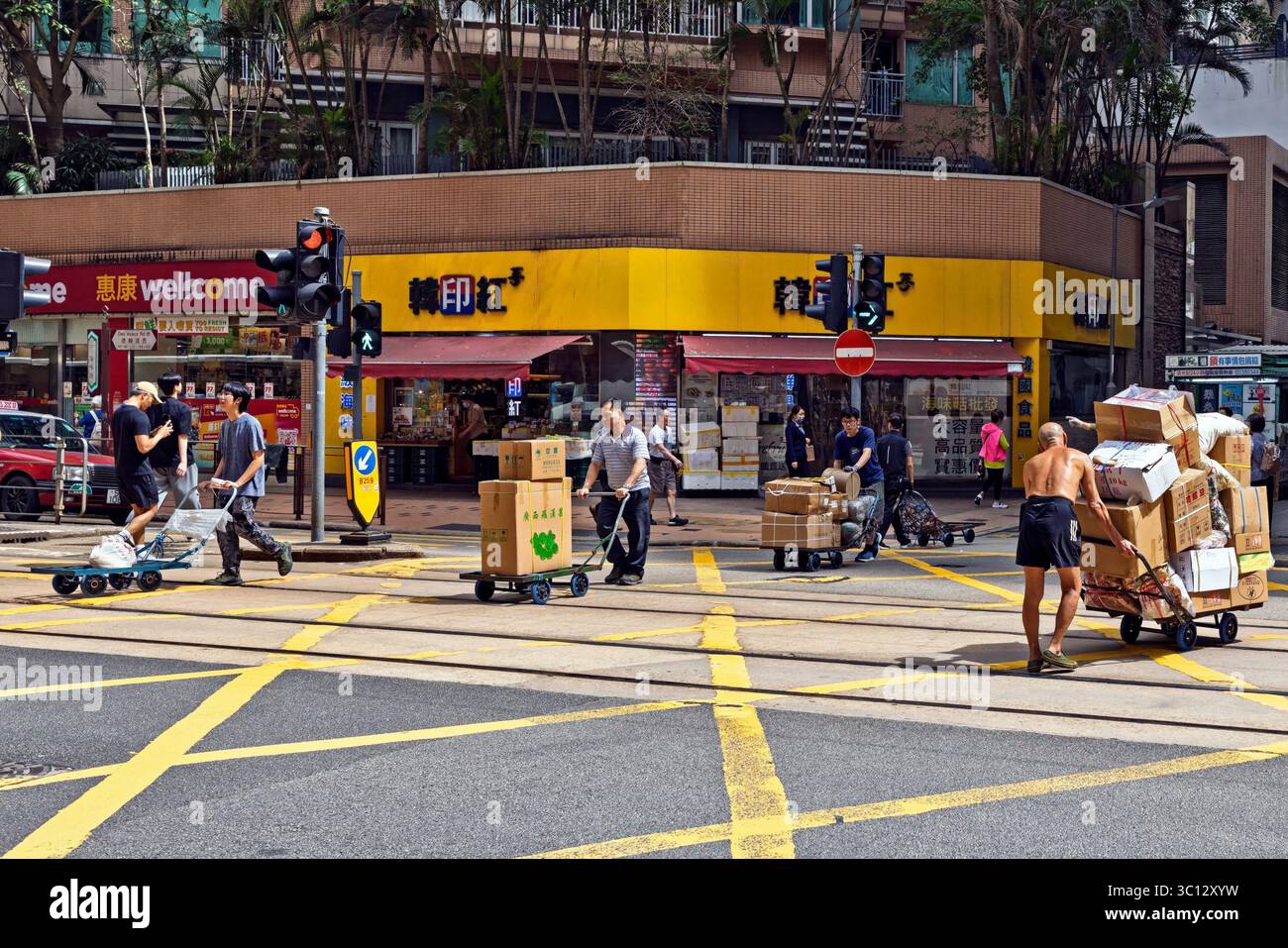 Tipica consegna in carrozza e tram ai negozi cinesi locali, North Point, Hong Kong, sar, Cina Foto Stock