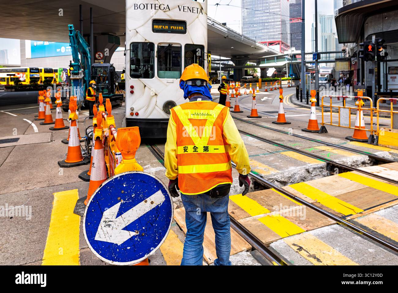 Lavoratori cinesi che riparano la linea del tram mentre il servizio è in funzione, North Point, Hong Kong, sar, Cina Foto Stock