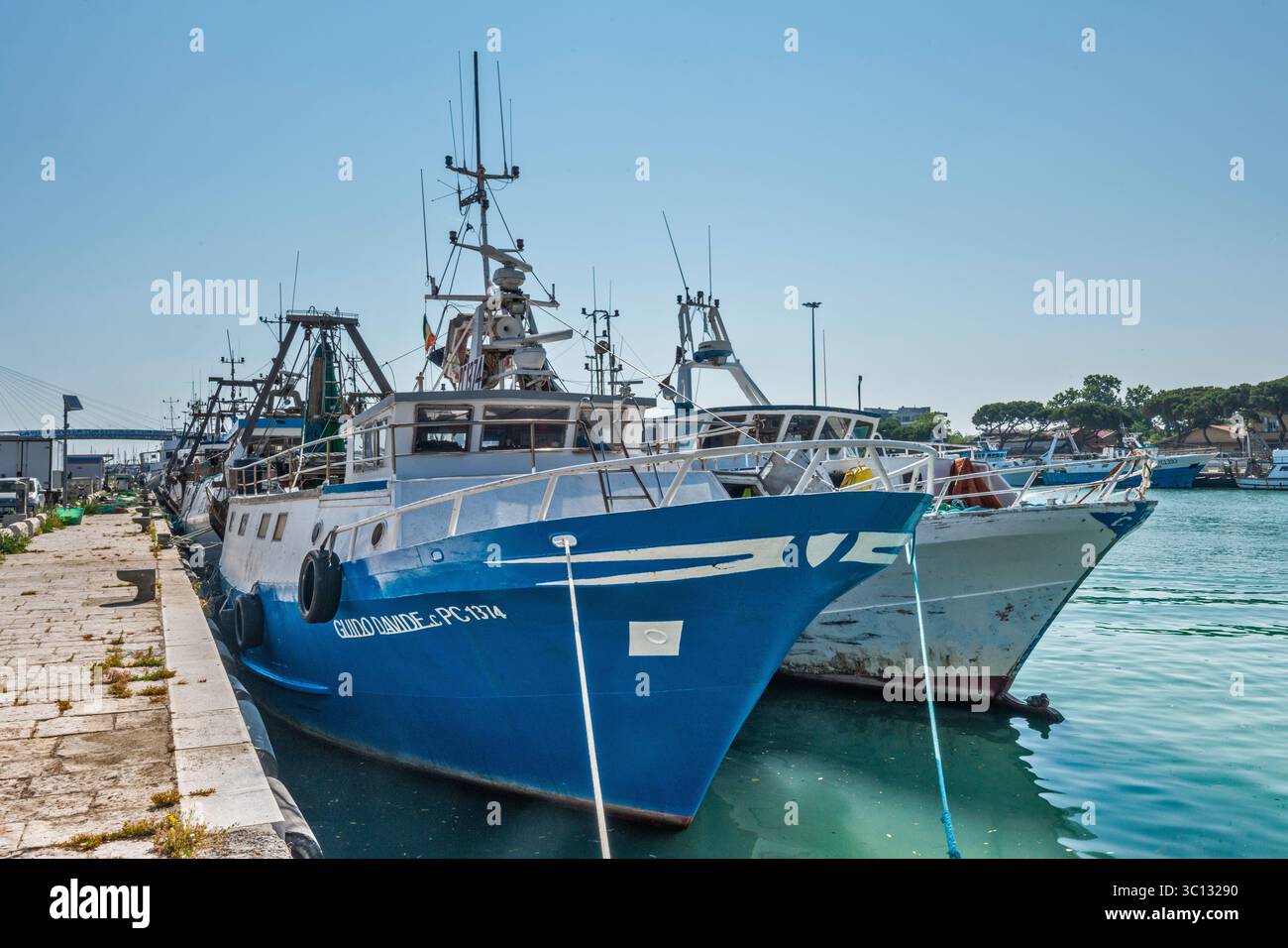 Archi di barche da pesca ormeggiate al molo vicino alla foce del fiume Pescara nel porto di Pescara, regione Abruzzo, Italia Foto Stock