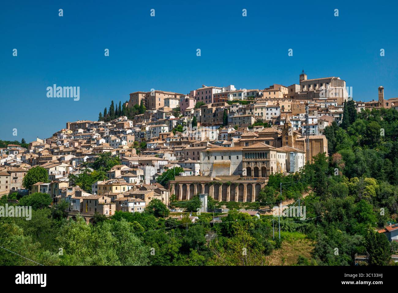Loreto Aprutino, città collinare vicino alla città di Pescara, regione Abruzzo, Italia Foto Stock