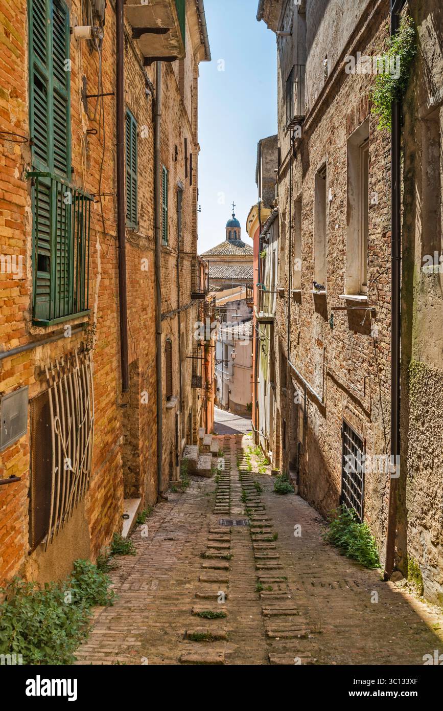 Passaggio vicino alla Collegiata di San Giovanni Evangelista, comune di penne, regione Abruzzo, Italia Foto Stock