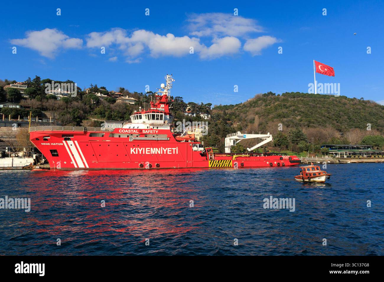 Rimorchiatore rosso nello stretto del Bosforo a Istanbul, Turchia, nave di sicurezza costiera Foto Stock