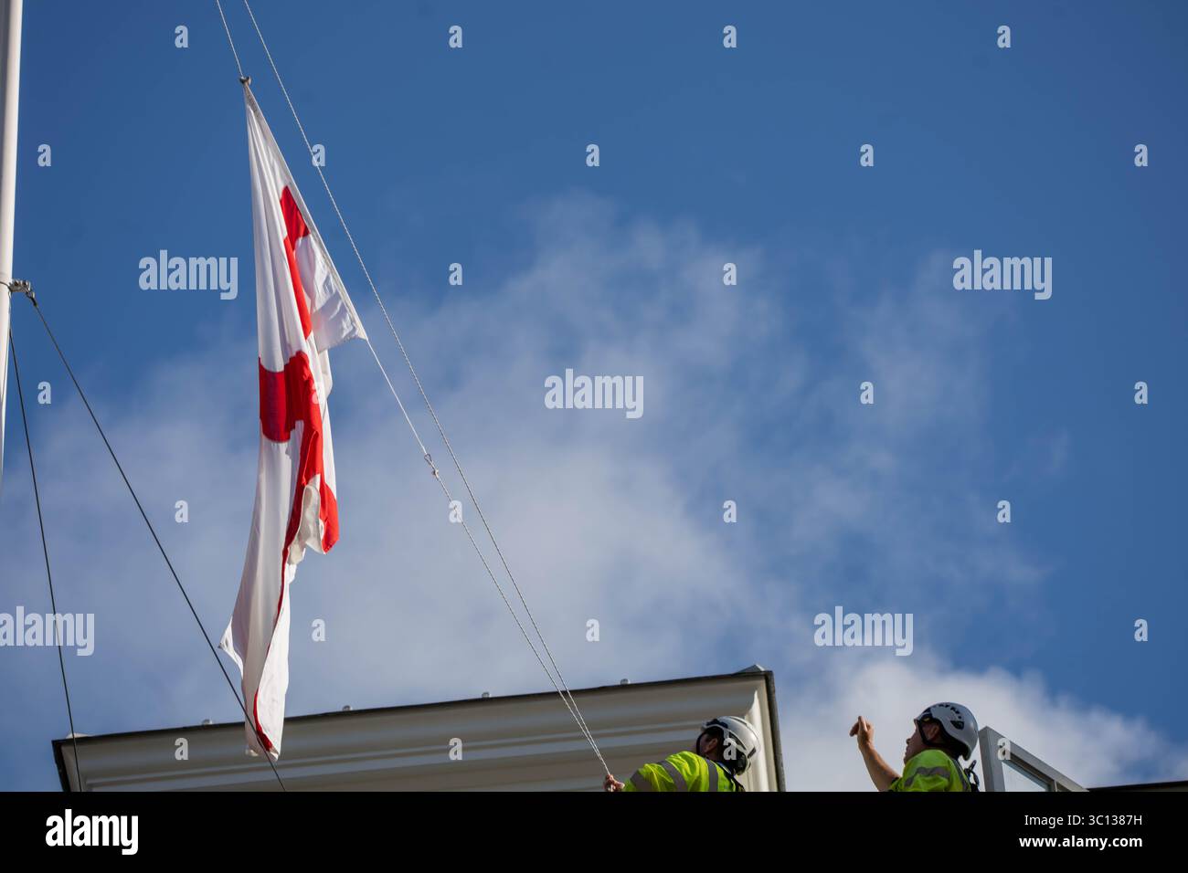 Londra, Regno Unito. 22 luglio 2025. Gli operai alzano la bandiera di San Giorgio oltre 10 Downing Street per sostenere il Campionato europeo di calcio femminile UEFA Inghilterra vs Italia leonesse Credit: Ian Davidson/Alamy Live News Foto Stock Londra, Regno Unito. 22 luglio 2025. Gli operai alzano la bandiera di San Giorgio oltre 10 Downing Street per sostenere il Campionato europeo di calcio femminile UEFA Inghilterra vs Italia leonesse Credit: Ian Davidson/Alamy Live News Foto Stock