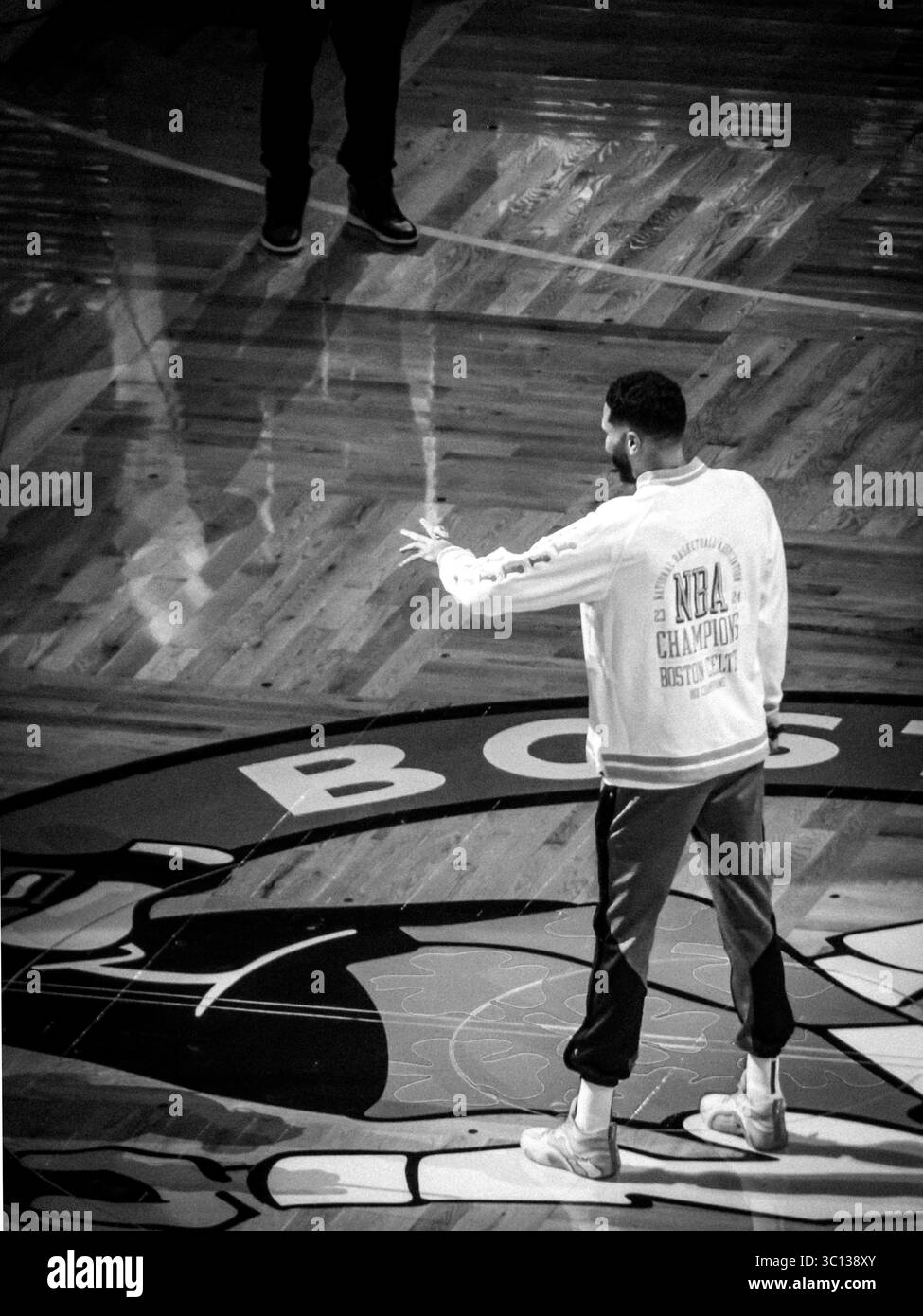 Immagine in bianco e nero di Jayson Tatum dei Boston Celtics durante la cerimonia del campionato NBA 2024 al TD Garden di Boston Foto Stock