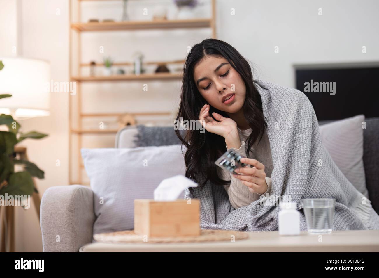Sentirsi male e male il viaggio di una donna di recupero a casa stile di vita comfort interno spazio personale cura di sé Foto Stock