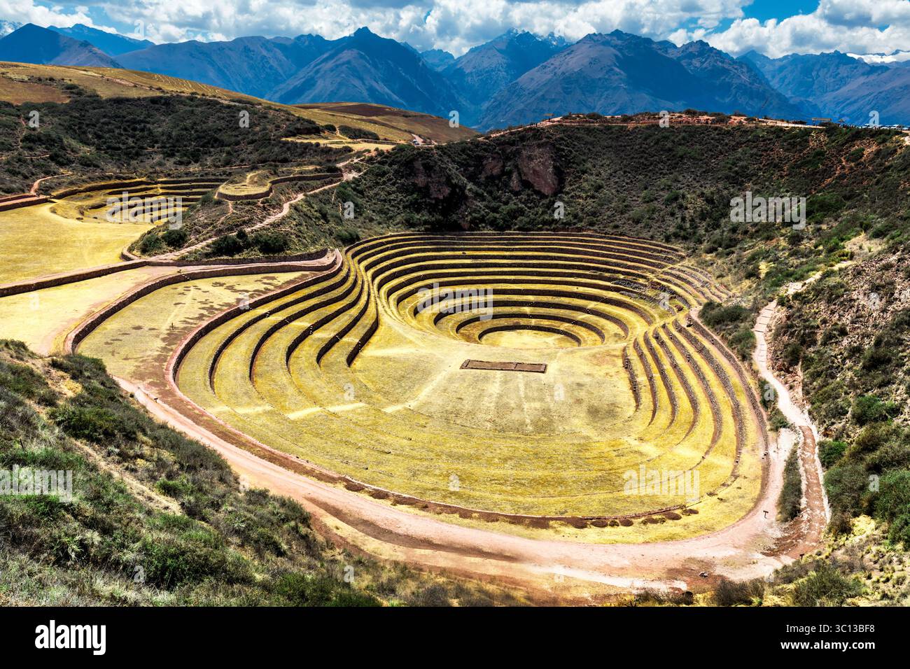 Vista aerea delle terrazze agricole concentriche che scendono sulla terra, una testimonianza dell'antica ingegno a Moray, Cusco, Perù. Foto Stock
