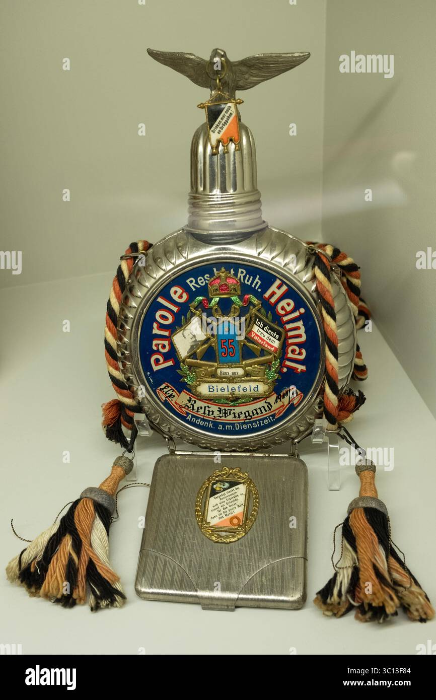 Vaso e sacchetto di sigarette del riservista tedesco presso il Musee de la Bataille de Fromelles e il cimitero militare Fromelles (legno dei fagiani) di Fromelles, Francia Foto Stock