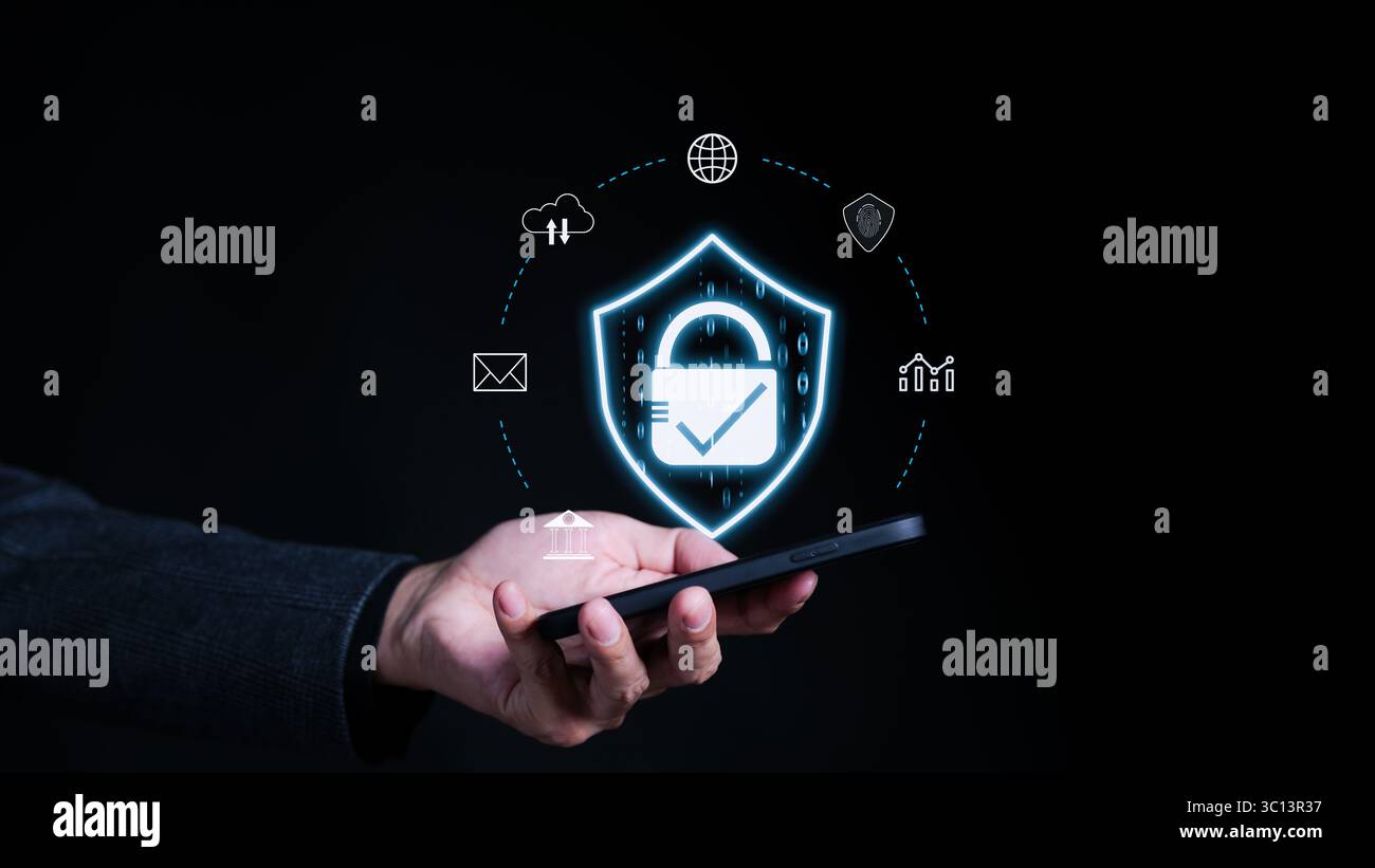 Concetto di cibersicurezza e protezione dei dati sulla privacy di Internet. Mostrare un lucchetto che protegge i dati aziendali e finanziari per proteggere le informazioni personali Foto Stock