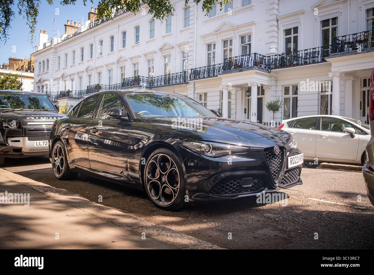 LONDRA - 10 LUGLIO 2025: Auto Alfa Romeo Giulia parcheggiata su Kensington Street Foto Stock