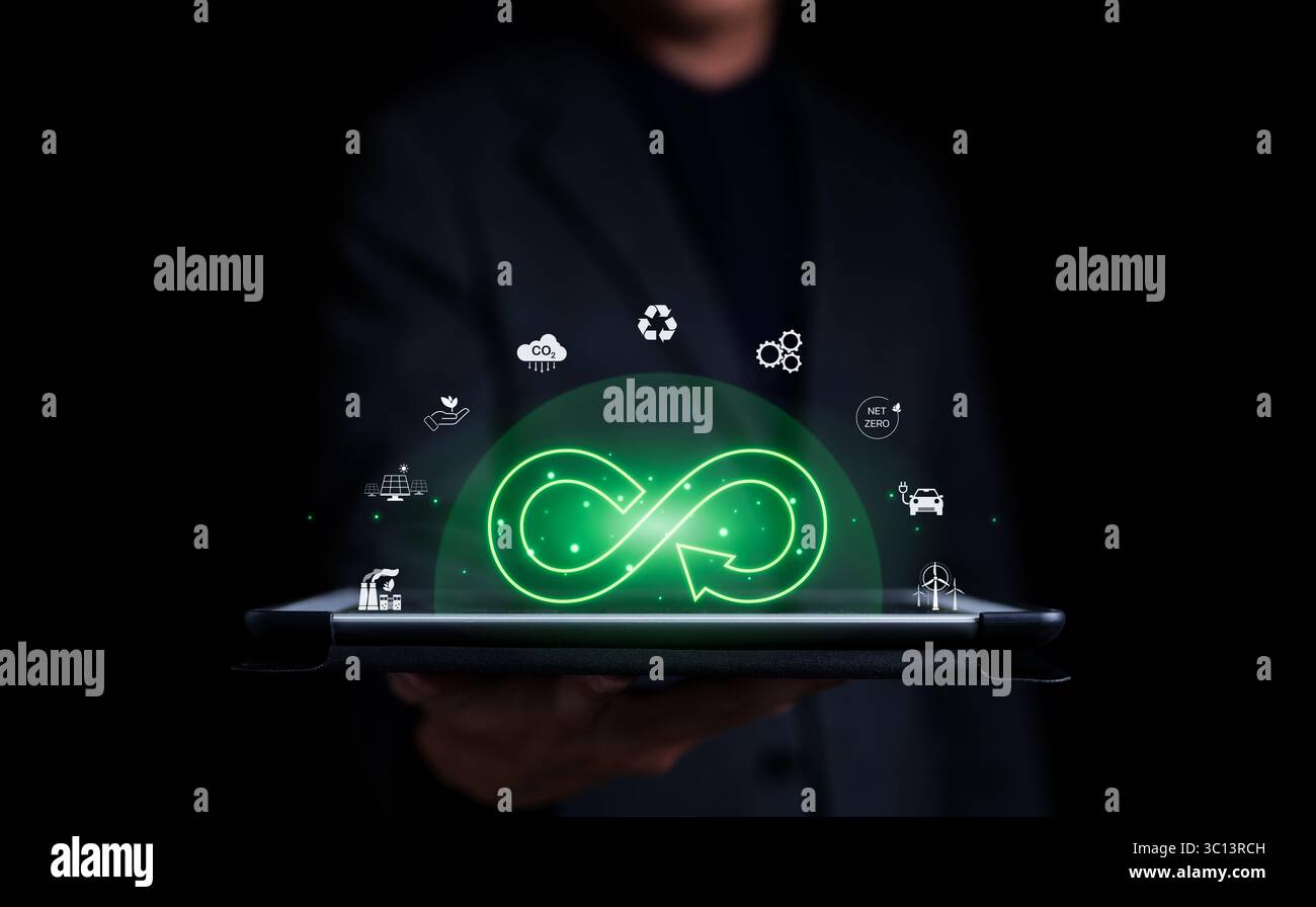 Uomo d'affari che tiene un tablet con il simbolo dell'infinito con l'icona circolare dell'ambiente economico fluttuante e luce verde. Crescita futura degli investimenti sostenibili, Foto Stock