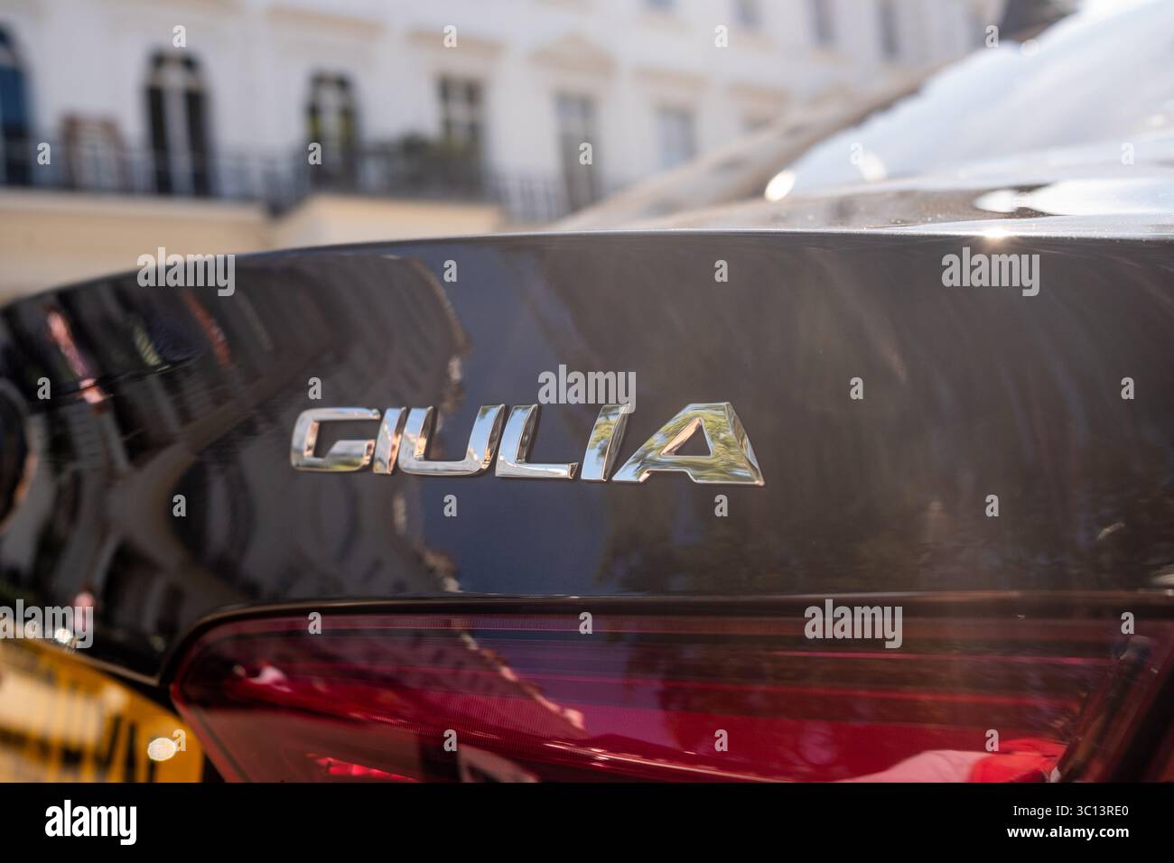 LONDRA - 10 LUGLIO 2025: Auto Alfa Romeo Giulia parcheggiata su Kensington Street Foto Stock