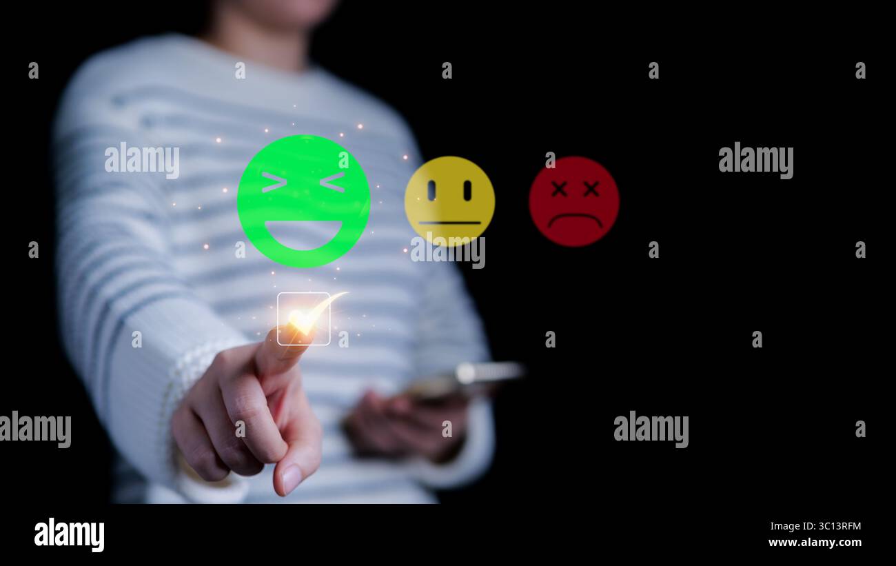 Analisi dei clienti feedback sulla soddisfazione del cliente. Dito dell'utente toccando il segno di spunta e l'icona del sorriso emoticon del viso. il miglior servizio clienti Foto Stock