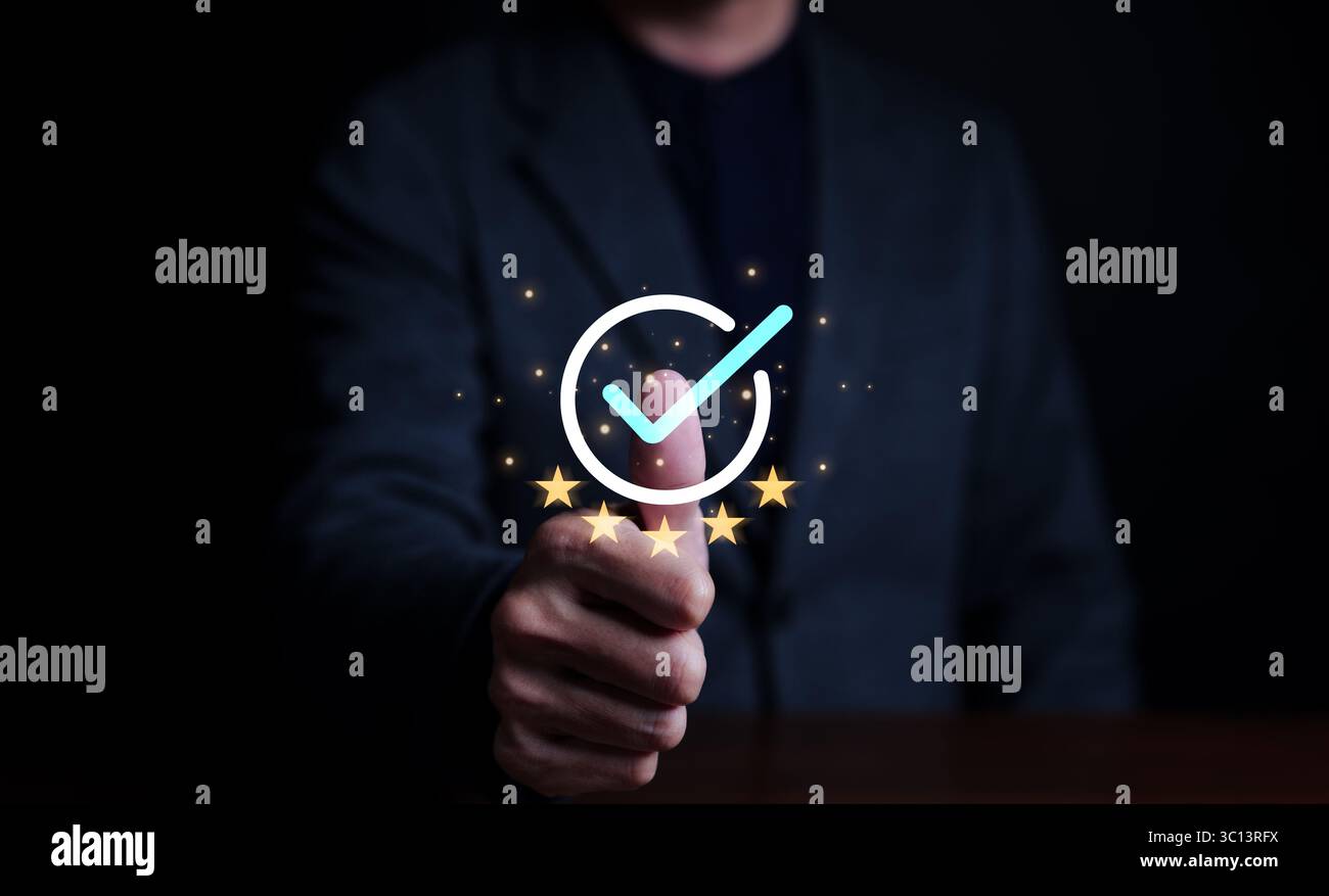 Uomo d'affari che mostra un eccellente segno della mano e mostra il segno della massima garanzia di qualità del servizio. controllo di qualità, standard di garanzia di servizio, iso Foto Stock