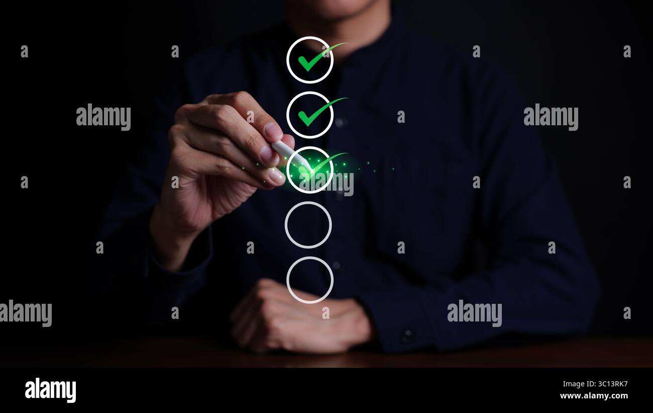 Uomo d'affari segno di spunta sulla lista di controllo con un segno di spunta rosso. sondaggio online con checklist, compilazione di un modulo digitale. fai una valutazione, domanda Foto Stock