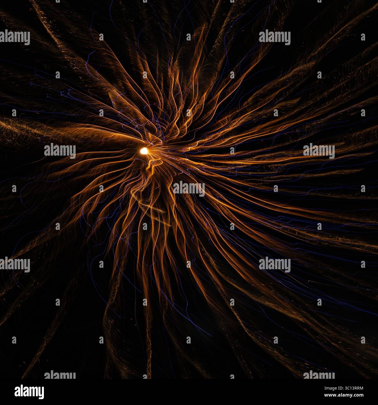 Sullo sfondo nero il primo piano astratto dei fuochi d'artificio sembra un'esplosione di un altro mondo. L'immagine è piena di energia e colori brillanti. Foto Stock