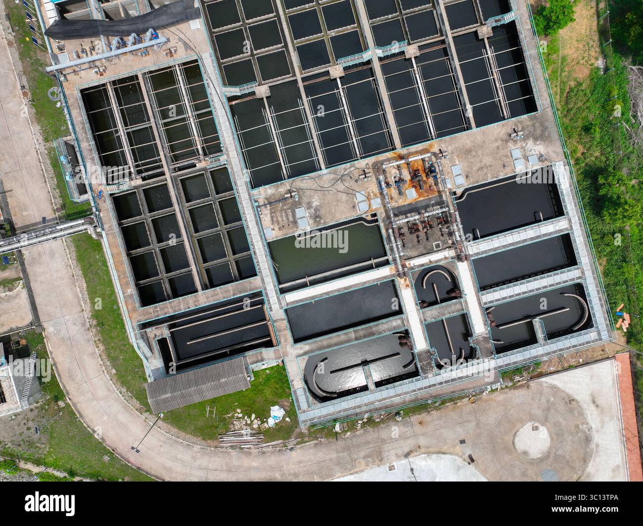 Impianto di trattamento delle acque sostenibile con moderni sistemi di purificazione in Una struttura municipale che mette in evidenza l'ingegneria e le risorse ambientali Foto Stock