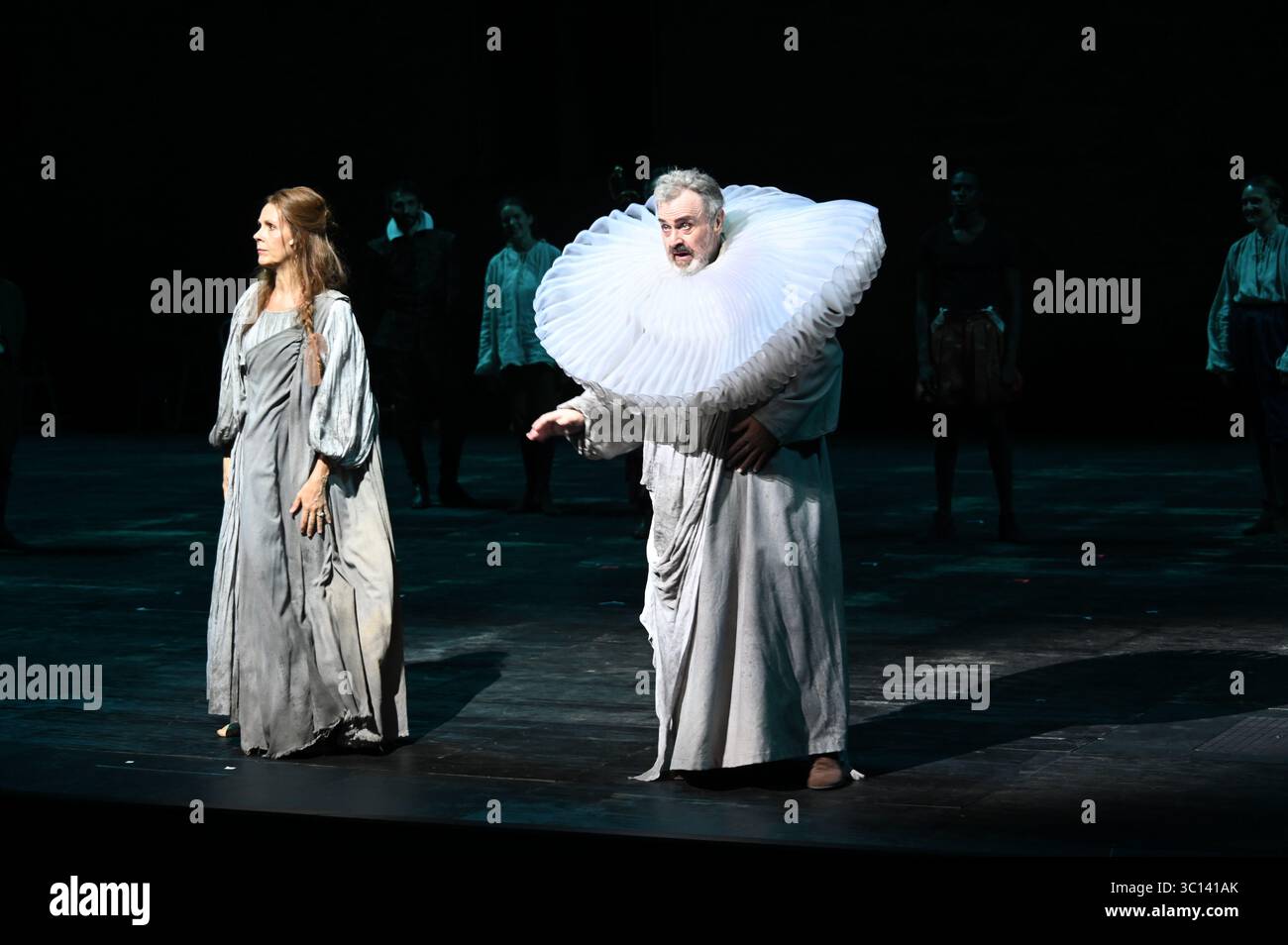 Festival d'Avignone NEL 2025 "le soulier de satin" (la pantofola di raso), dramma di Paul Claudel diretto da Eric Ruf, eseguito nel cortile del Palais des Papes il 19 luglio 2025 costumi di Christian Lacroix con la compagnia della Comédie-Francesca Alain Lenglet, Florence Viala, Coraly Zahonero, Laurent Stocker, Christian Gonon, Serge Bagdassarian, Suliane Brahim, Didier Sandre, Christophe Montenez, Marina Hands, Danièle Lebrun, Birane Ba, Sefa Yeboah, Baptiste Chabeles, Edith Proust e Fanny Barthod, Rachel Collignon, Gabriel Draper e Vincent Leterme, Aurélia Bonaque Ferrat, Ingrid Foto Stock