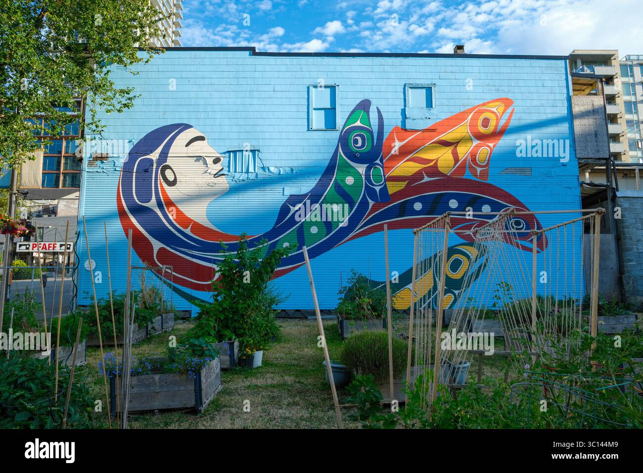 Un murale delle prime Nazioni in un giardino comunale lungo Granville Street a Vancouver, British Columbia. Foto Stock