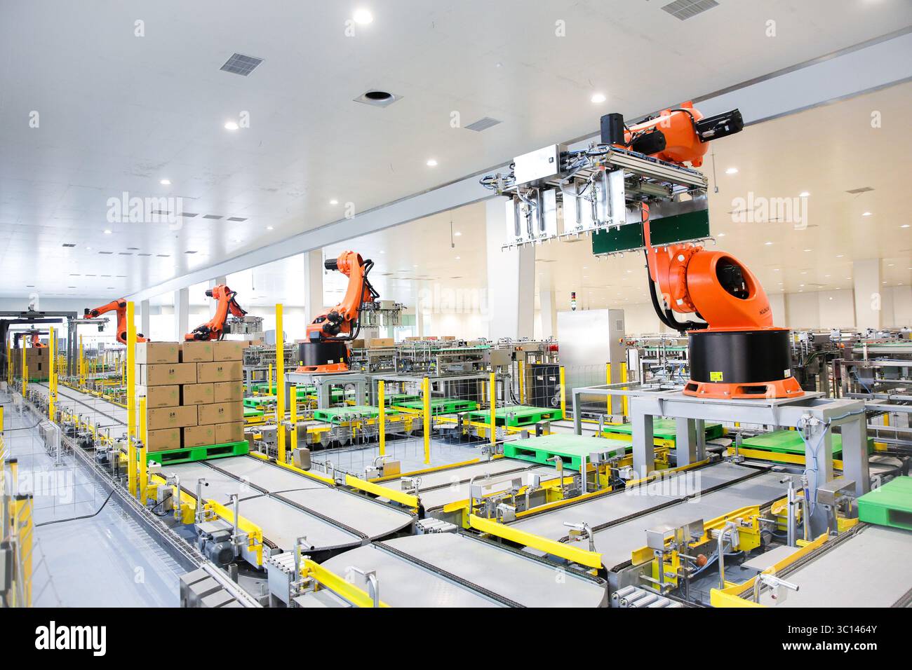 (250722) -- WAGENINGEN, 22 luglio 2025 (Xinhua) -- questa foto di file non datata mostra la linea di produzione intelligente e digitalizzata presso la Yili Modern Intelligent Health Valley a Tumd Left Banner a Hohhot, regione autonoma della Mongolia interna della Cina settentrionale. PER ANDARE AVANTI CON "Feature: Da Wageningen alla Mongolia interna: L'esperto olandese riflette sul decennio di innovazione nell'industria casearia cinese" (Yili Group/Handout via Xinhua) Foto Stock